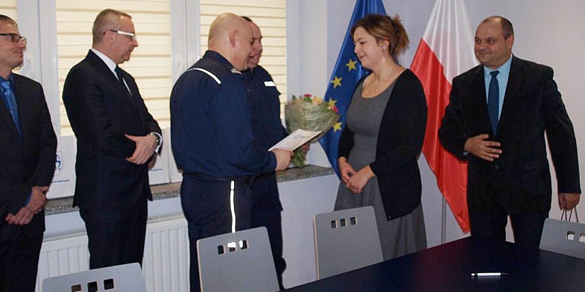 Uczciwej znalazczyni pogratulowali policjanci