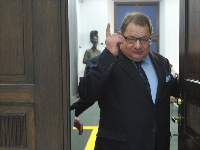 Ryszard Kalisz także został pozwany przez Zbigniewa Ziobrę za stwierdzenie, że były minister sprawiedliwości w rządzie PiS popełnił przestępstwo, ujawniając prezesowi PiS Jarosławowi Kaczyńskiemu akta śledztwa w sprawie mafii paliwowej. W czerwcu 2010 roku sąd wydał wyrok zaocznie i nakazał Kaliszowi przeproszenie Ziobry