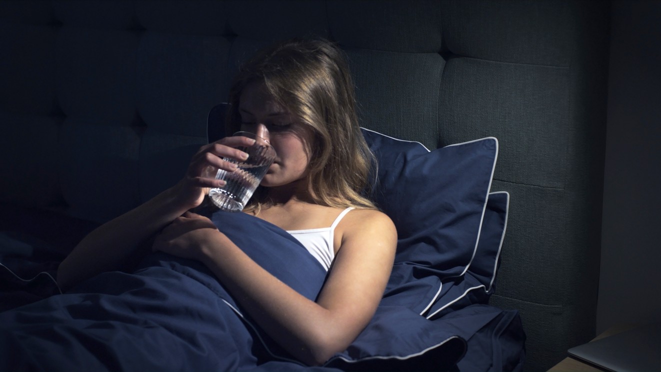 Pitie vody tesne pred spaním môže mať vplyv na vaše zdravie.