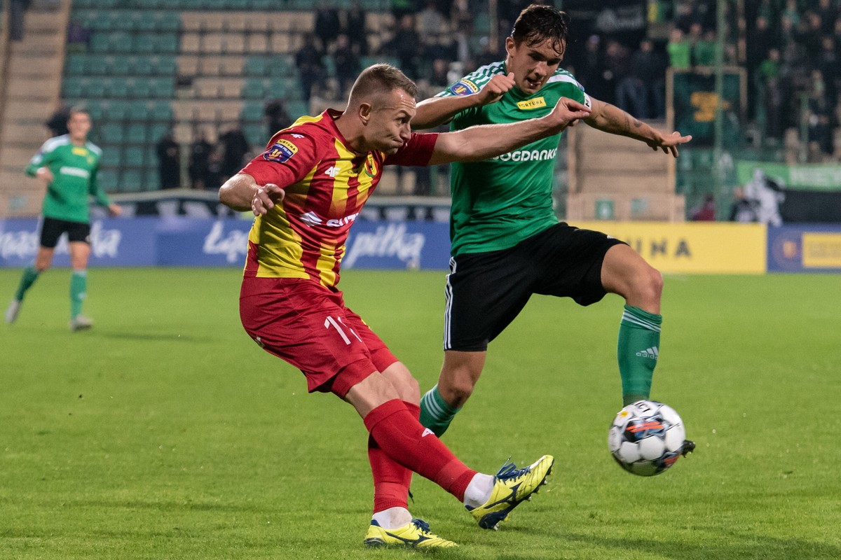 Zawodnik Górnika Łęczna Hubert Sobol (P) i Łukasz Sierpina (L) z Korony Kielce podczas meczu 1/16 finału piłkarskiego Pucharu Polski