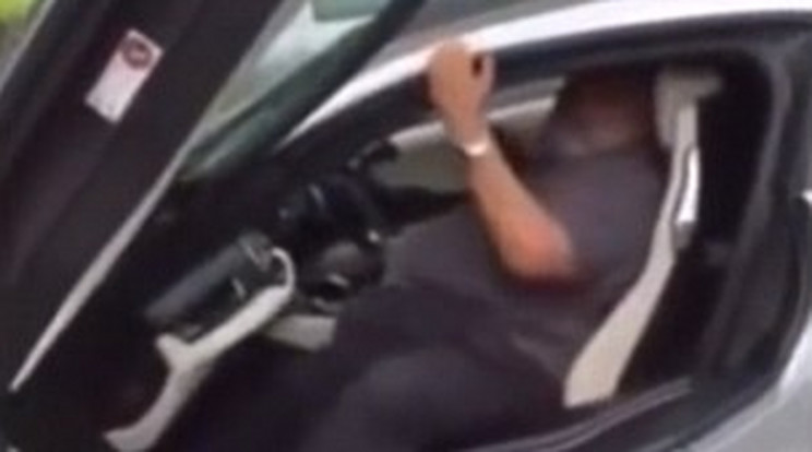 A férfi "heroikus küzdelemben" próbált meg a kocsiból kiszabadulni / Fotó: Youtube