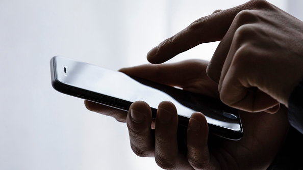 Oszuści wysyłają fałszywe SMS-y, aby wyłudzić dane lub pieniądze