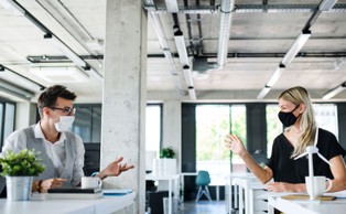 Prawie połowa z nas boi się wpływu epidemii na gospodarkę