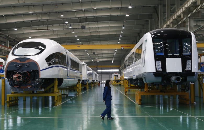 Montownia Tangshan Railway Vehicle jest spółką zależną China CNR Corporation, w mieście Tangshan w prowincji Hebei.
<br><b>Na zdjęciu:</b> Pracownik przechodzi obok prawie zakończona wagony w montowni w Tangshan Railway Vehicle Co. Ltd. (TRC)<br><br> fot. EPA / ROLEX DELA PENA DOSTAWCA: PAP / EPA.