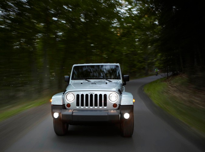 Jeep to ikona samochodów 4x4. Teraz słynna marka nabiera sił pod skrzydłami Fiata. W Polsce pojawiły się właśnie nowości amerykańskiej legendy bezdroży - oto Jeep Wrangler Unlimited i Jeep Grand Cherokee...