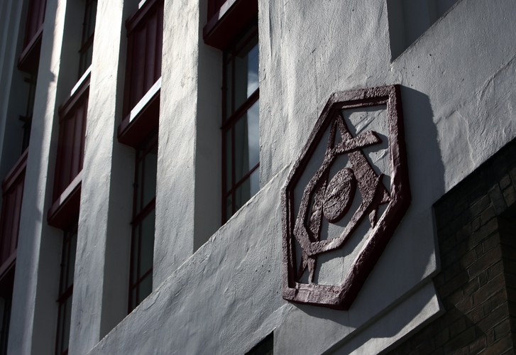 Logo klubu piłkarskiego Arsenal na byłej siedzibie Highbury, Londyn, Wielka Brytania