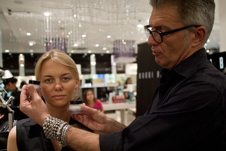 Należy pamiętać, aby okolice oczu smarować specjalnie przeznaczonym do tego preparatem. Te miejsca są bowiem najbardziej wrażliwe i wymagają szczególnej pielęgnacji. Kosmetyki do pielęgnacji twarzy powinny być dobierane do pory roku: krem na lato powinien być przede wszystkim nawilżający, a ten na zimę - gęsty i tłusty.