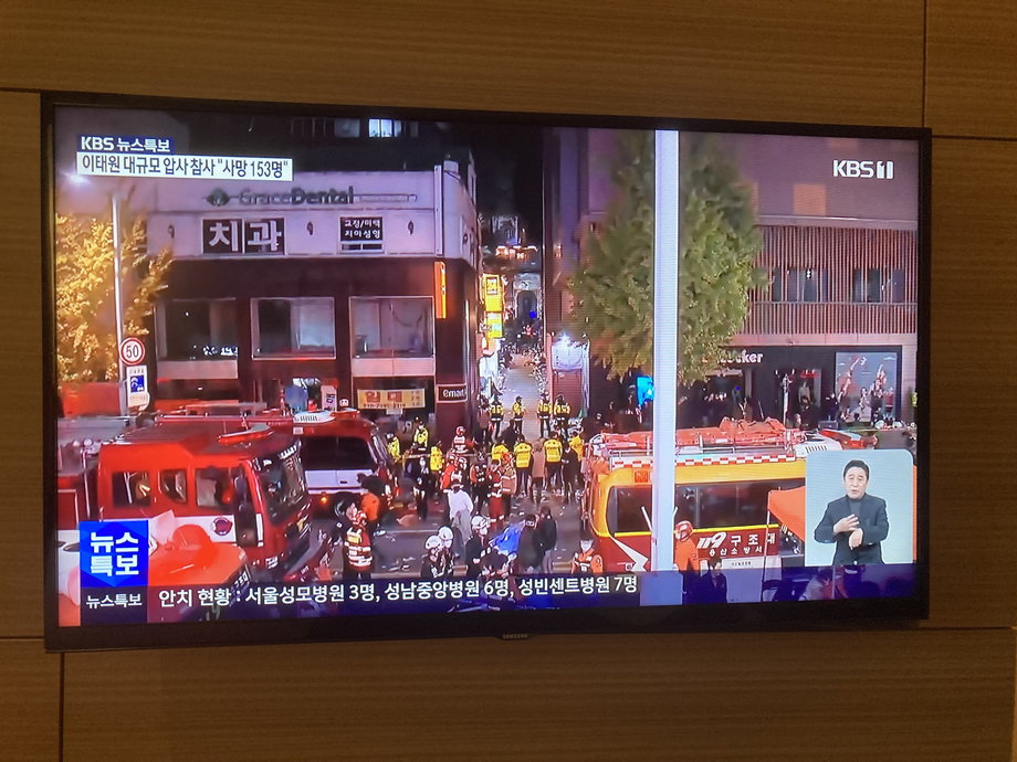 Koreańska telewizja na bieżąco pokazuje m.in. jak sprzątane są ulice w miejscu tragedii