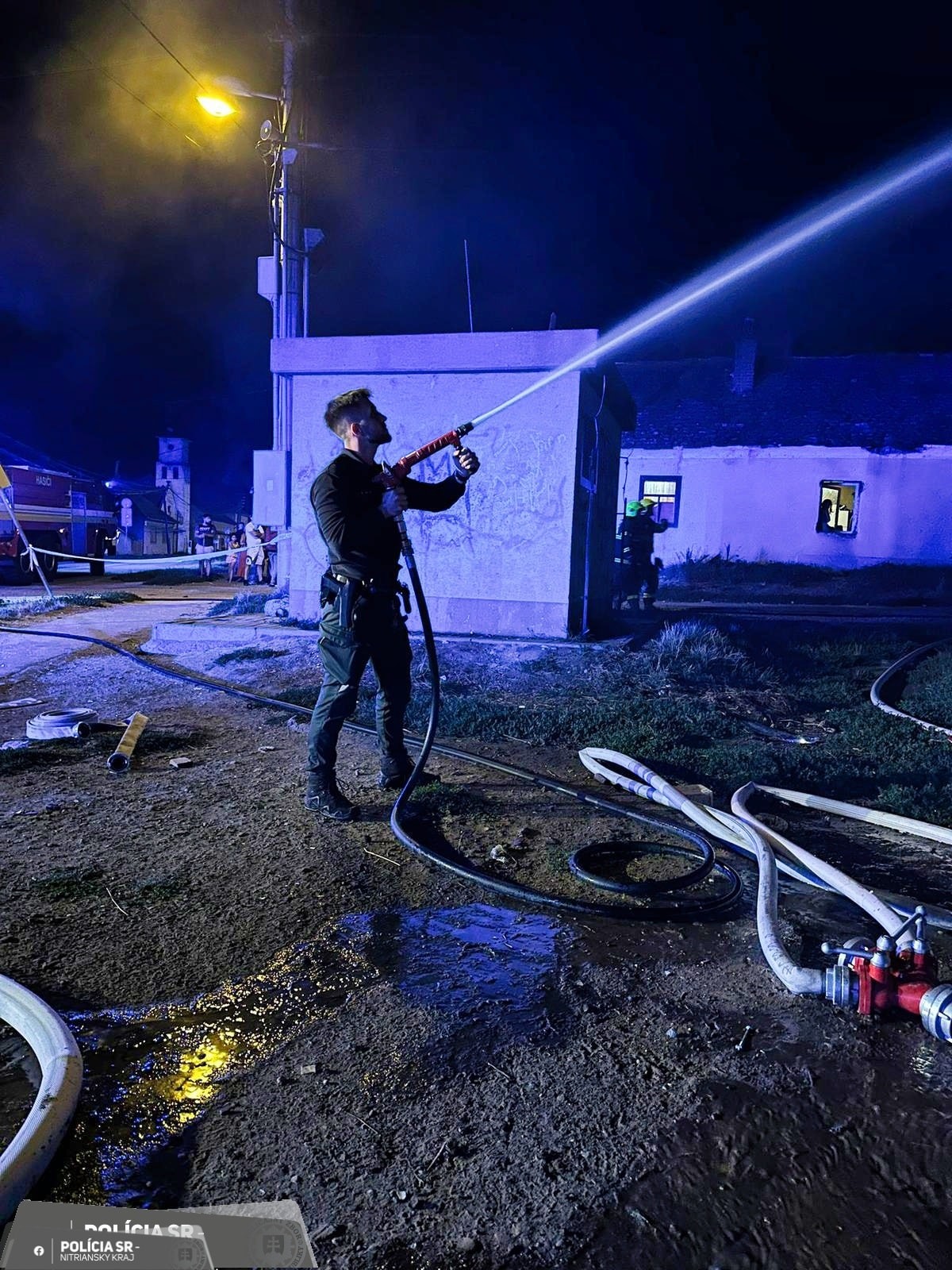 Policajt včas zasiahol.