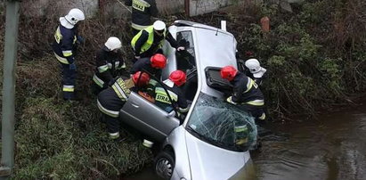 Auto wpadło do rzeki! Drastyczne zdjęcia