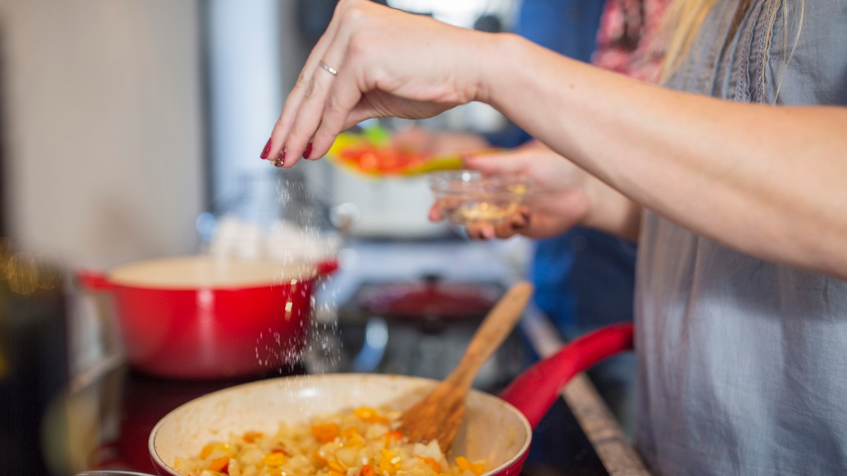 Trik pomoću kog se hrana neće lepiti za tiganj: Potrebno je da ovo uradite pre kuvanja