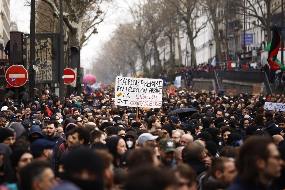 Fala protestów przetacza się przez Francję. Gwałtowne starcia z policją