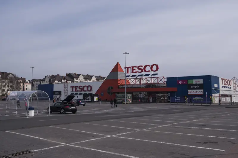 Blaszane Tesco na Kabatach