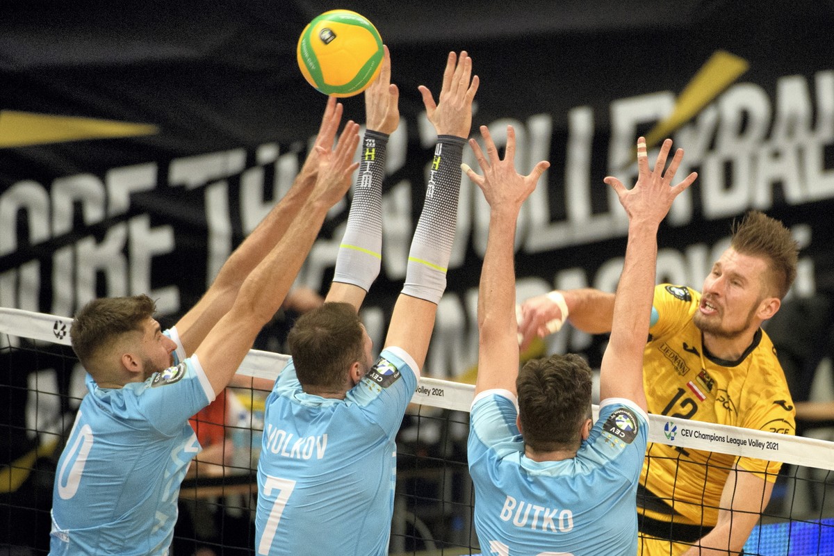 Siatkarz drużyny PGE Skra Bełchatów Dusan Petković (P) oraz Bartosz Bednorz (L), Aleksander Wołkow (2L) i Aleksander Butko (2P) z zespołu Zenit Kazań podczas pierwszego meczu ćwierćfinałowego Ligi Mistrzów
