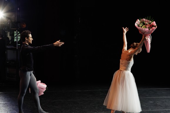 Ovacije i red za autograme: Marijanela Nunjez i Patricio Reve zablistali na premijeri "Žizele" u Novom Sadu