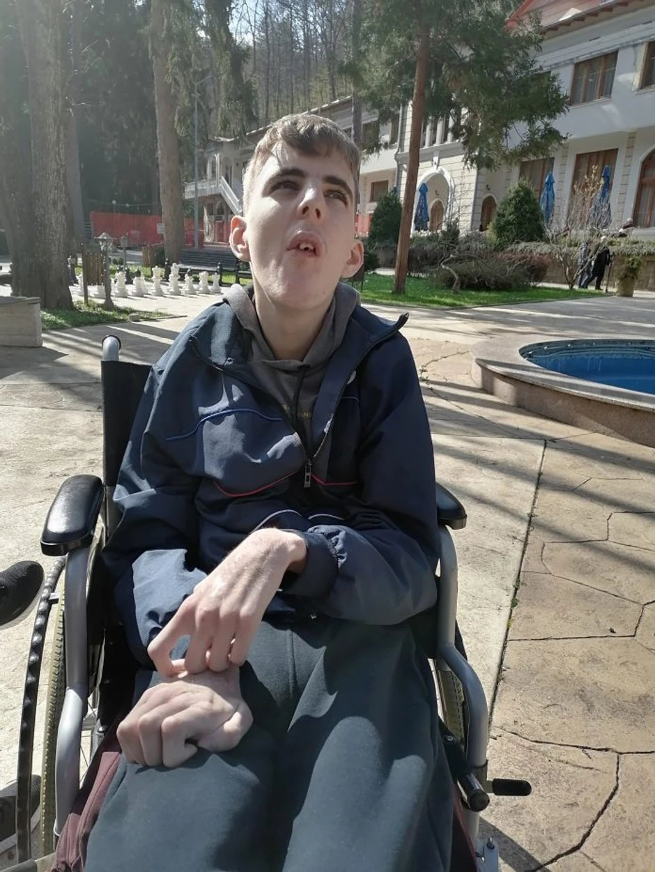 Milan tokom rehabilitacije u Banji, dok je još bio u kolicima