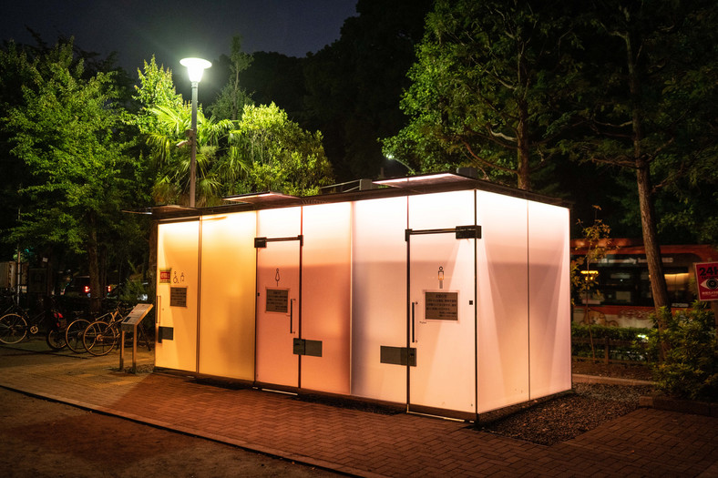 Publiczna toaleta zaprojektowana przez japońskiego architekta Shigeru Ban w Yoyogi Fukamachi Mini Park w Tokio. 