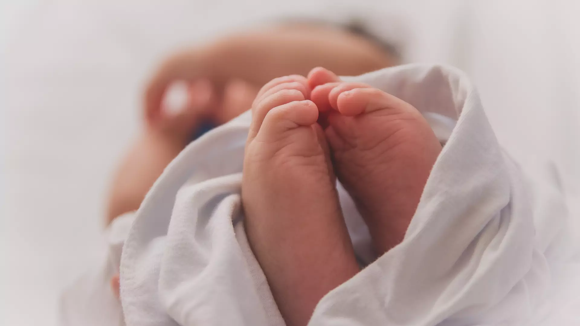 Porodówek jak na lekarstwo - niektóre kobiety pokonują dziesiątki kilometrów, żeby urodzić