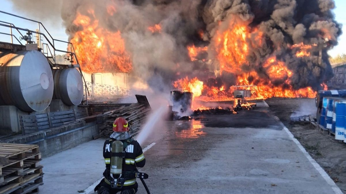 Incendiu la o hală plină de vopseluri și diluanți din Sutești, județul Vâlcea. Autoritățile au trimis mesaj RO-Alert din cauza fumului dens
