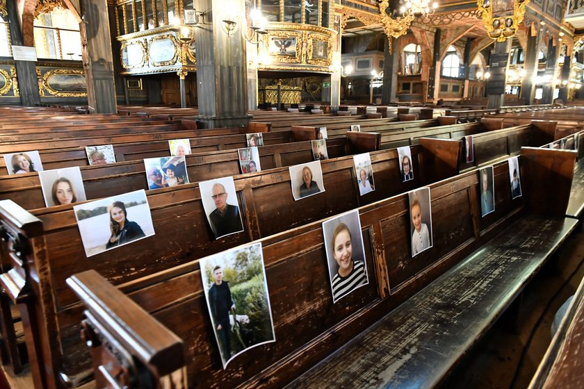 Puste ławki w kościołach z powodu koronawirusa. Ksiądz postanowił je zapełnić