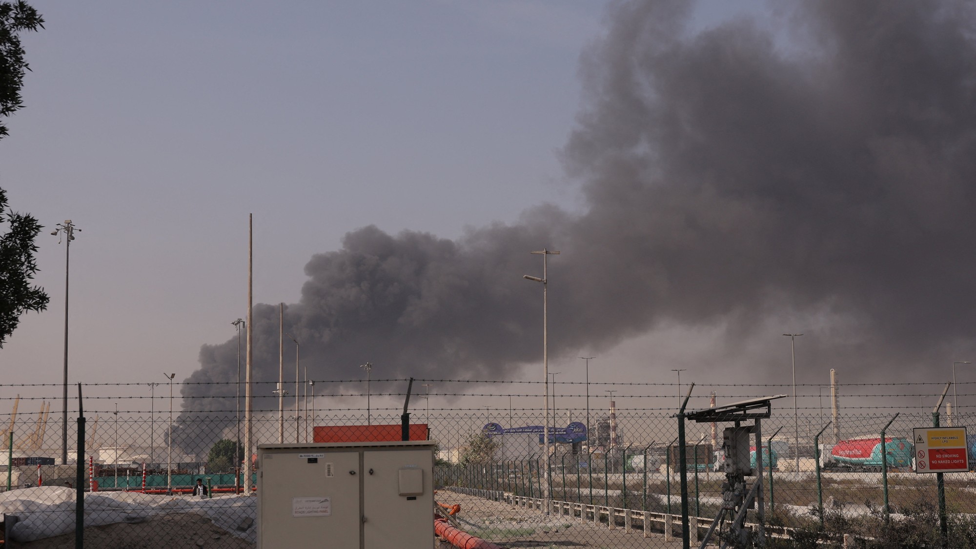 Pohľad z Dubaja na dym stúpajúci po čerstvých iránskych útokoch, 1. marca 2026