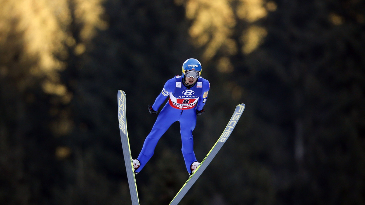 Anders Jacobsen wygrał kwalifikacje do piątkowych zawodów Pucharu Świata w słoweńskiej Planicy. Norweg skoczył 211 m i o włos wyprzedził Antonina Hajka (209 m) i Severina Freunda (215,5 m). Najlepiej z Polaków zaprezentował się Maciej Kot, który po skoku na 205,5 m zajął 10. miejsce. Pewny udziału w konkursie Kamil Stoch zrezygnował ze swojego skoku. W piątkowych zawodach zobaczymy pięciu Polaków. "Bohaterem" kwalifikacji okazał się wiatr, który paraliżował przez długi czas rywalizację na Letalnicy.