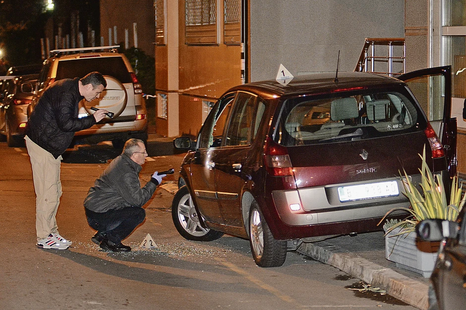 Na Zreleca pucano iz belog BMW-a dok se isparkiravao kod kancelarije