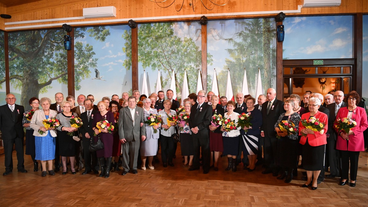 Być razem, to rozumieć się i wspierać, podnosić się nawzajem w kryzysach i wybaczać, ale też świętować wspólnie szczęśliwe chwile – mówił prezydent Andrzej Duda wczoraj wieczorem w Dubiecku, gdzie wręczył odznaczenia małżonkom, którzy przeżyli razem 50 lat.