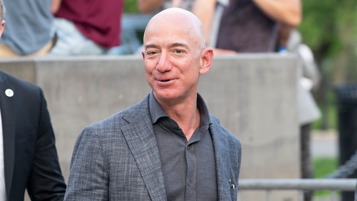 Milliókat keresnek az imitátorok – Az egykori villanyszerelő hatalmas karriert fut be Jeff Bezos hasonmásaként
