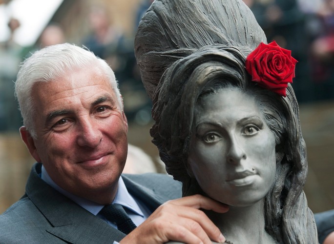Mitch Winehouse i pomnikowa Amy Winehouse