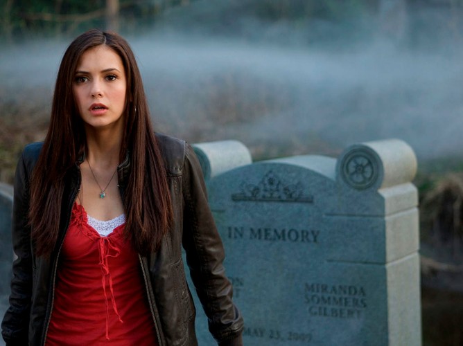 Elenę poznajemy cztery miesiące po wypadku samochodowym, w którym traci rodziców