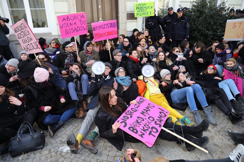 Ostry protest przed pałacem arcybiskupów. Policja musiała użyć siły