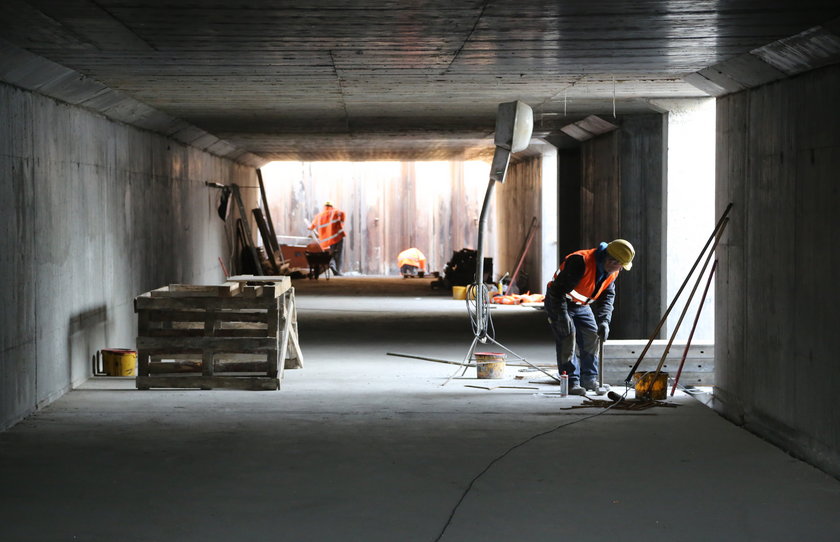 Przejścia dla pieszych już widać, tunel ciągle zasypany