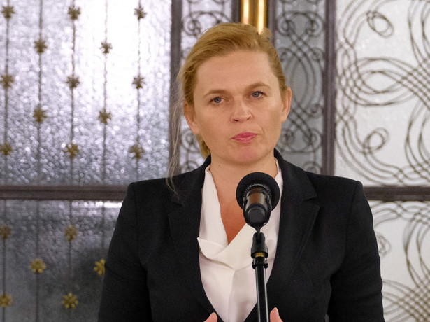 Kwestia niesfornej dziurki: Barbara Nowacka brzydko nosi marynarkę. FOTO