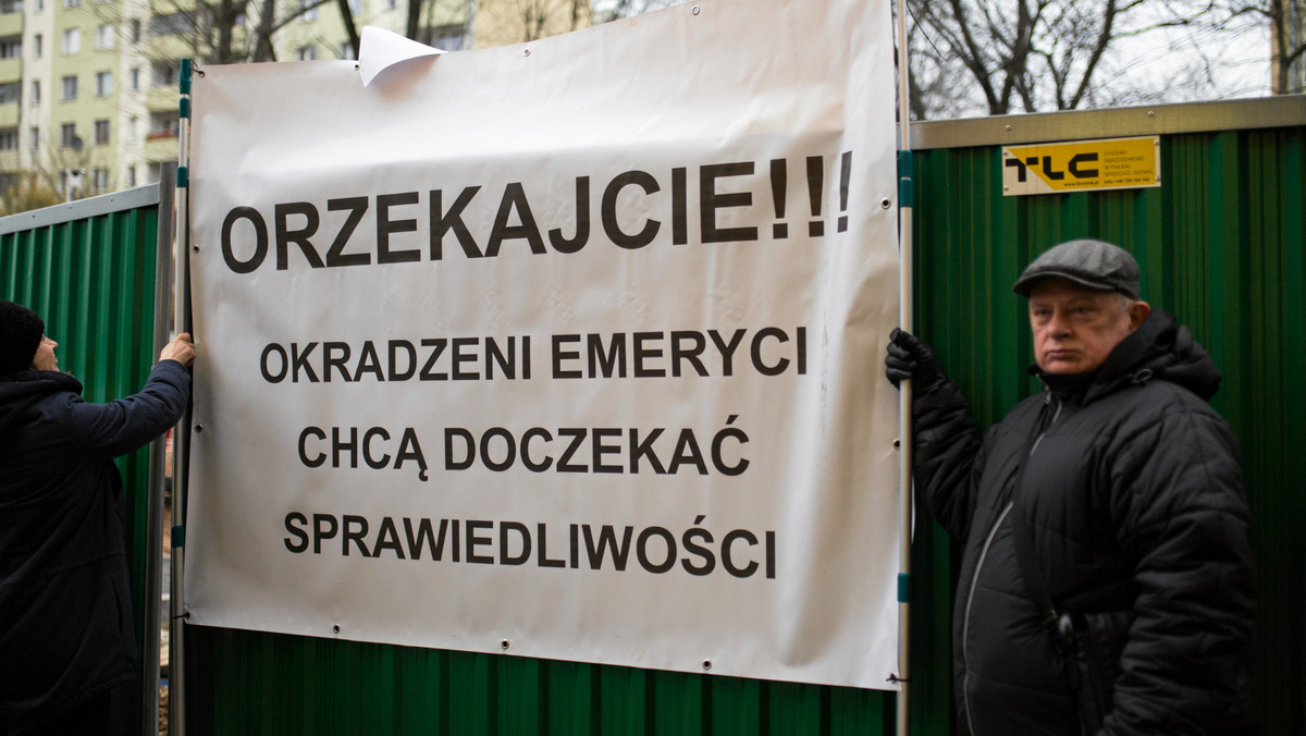 Warszawa: protest byłych pracowników służb mundurowych ws. tzw. ustawy dezubekizacyjnej