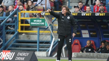 były trener legii warszawa schronił się w ambasadzie w teheranie. nie czuł się bezpiecznie