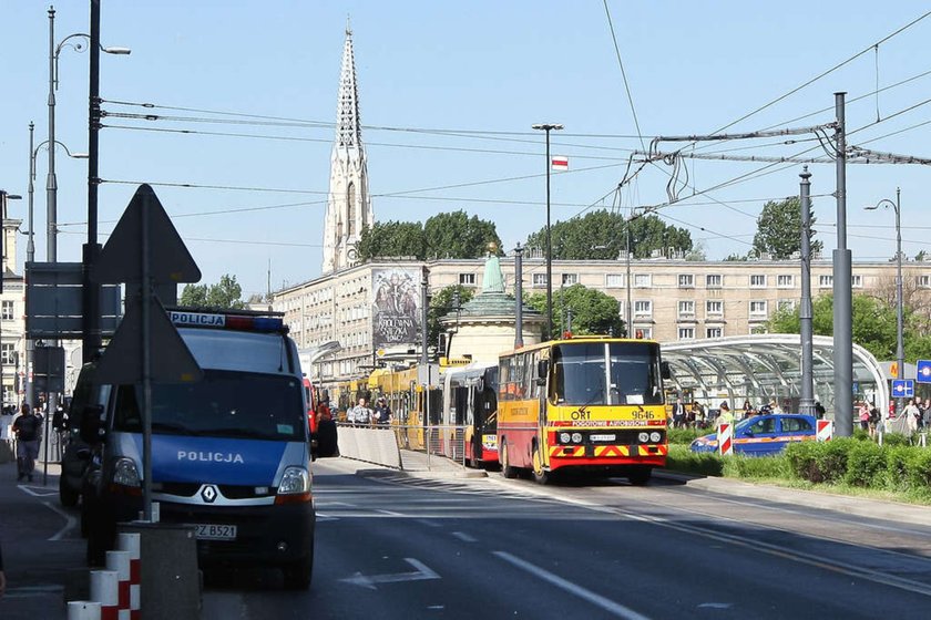 Autobus zderzył się z tramwajem. Wypadek w Warszawie