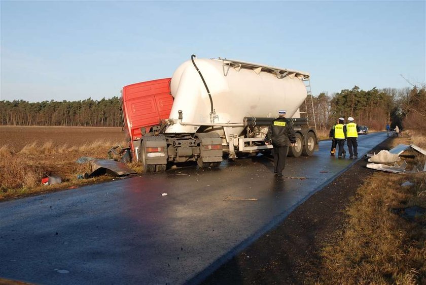 Polonez stanął w ogniu. Cztery osoby zginęły w wypadku!