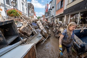 Mieszkańcy Bad Neuenahr-Ahrweiler i wolontariusze sprzątają miasto po powodzi, Niemcy, lipiec 2021 r