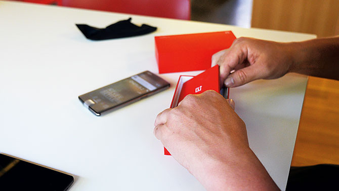 OnePlus lubi czerwień: klient dostaje go w stylowym, rzucającym się w oczy opakowaniu
