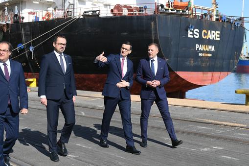 Premier Mateusz Morawiecki, prezes zarządu Morskiego Portu Gdynia Jacek Sadaj, sekretarz stanu w Ministerstwie Funduszy i Polityki Regionalnej, pełnomocnik rządu ds. CPK Marcin Horała i sekretarz stanu w Ministerstwie Infrastruktury Marek Gróbarczyk po wizycie w Morskim Porcie Gdynia