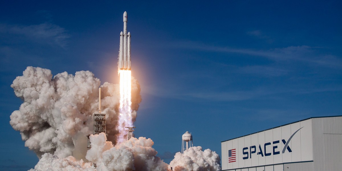 Falcon Heavy ma aż trzy boostery i 27 silników. Przy starcie osiąga siłę ciągu prawie 23 000 kiloniutonów