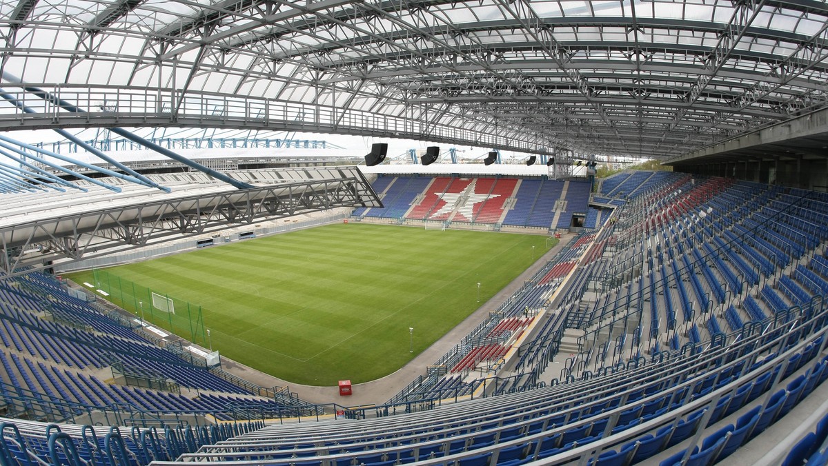 Wisła Kraków otworzyła w sobotę trzecia trybunę modernizowanego stadionu przy ul. Reymonta. To dobra wiadomość dla kibiców Białej Gwiazdy, którzy w zwiększonej sile będą mogli dopingować nowych mistrzów Polski już w niedzielnym starciu z Polonią Warszawa. Trwa sprzedaż biletów - poinformował krakowski klub w swoim internetowym serwisie.