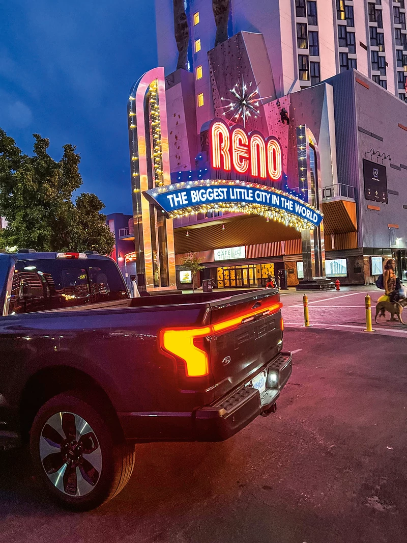 Jaskrawe neony raju hazardzistów Reno, Nevada: tylne światła Forda F-150 Lightninga dobrze wpisują się w atmosferę