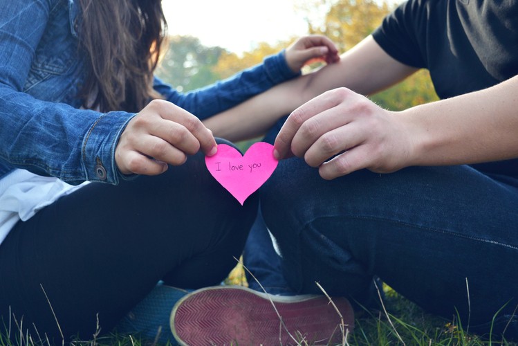 3. Trzymanie się za ręce z ukochaną osobą może zredukować ból