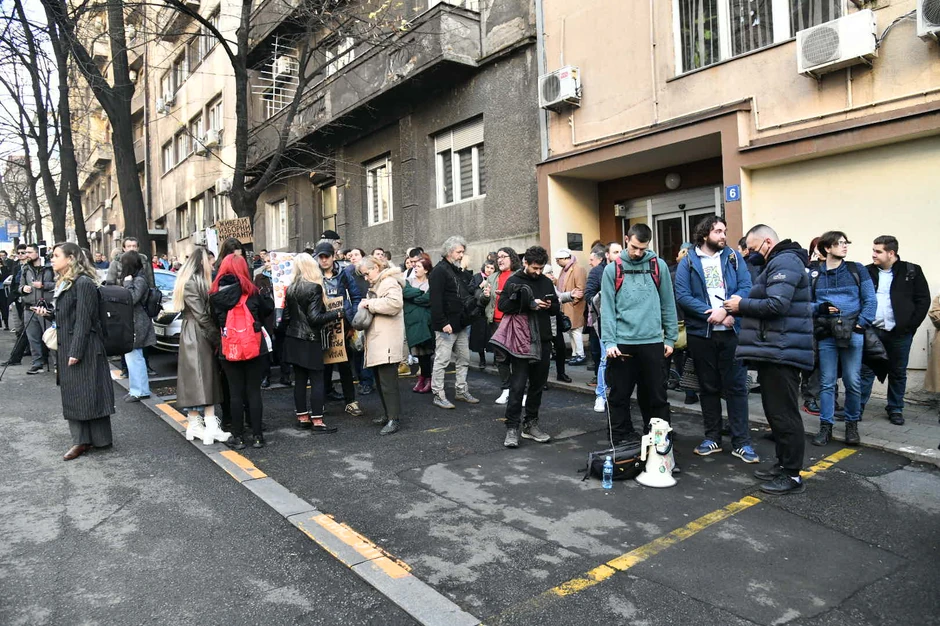 Studenti su prvo blokirali ulaz i izlaz iz Ministarstva državne uprave u Birčaninovoj ulici