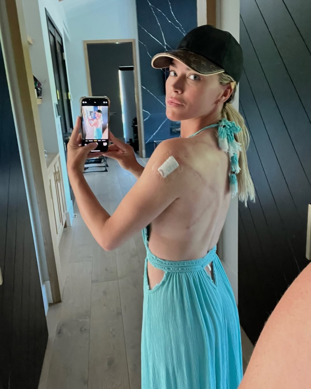 Moderátorka podcastu a bývalá účastníčka reality show Teddi Mellencamp. 