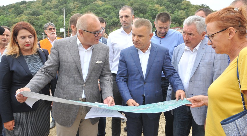 Goran Vesić se upoznaje sa planovima