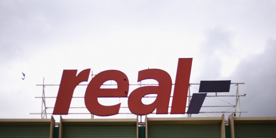Marka Real nie ma specjalnie długiej historii za Odrą. Sieć powstała w 1992 roku z połączenia sklepów regionalnych sieci handlowych divi, Basar, Continent, Esbella czy real-kauf. Potem dołączyło jeszcze kilka sieci, a w 1998 r. Real kupił m.in. sklepy innego gracza na rynku hipermarketów - Allkaufa.