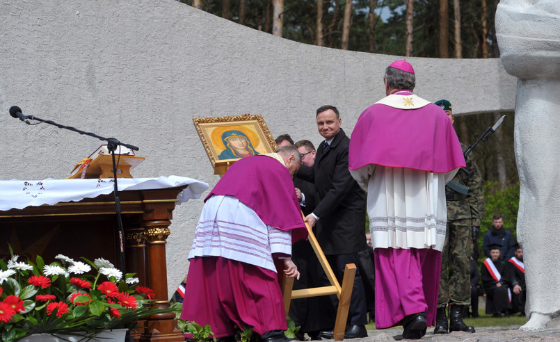 Uroczystości odbyły się na Siekierkowskim Cmentarzu Wojennym Żołnierzy 1. Armii Wojska Polskiego, który znajduje się w Starych Łysogórkach (Zachodniopomorskie), na wzgórzu schodzącym w kierunku rozlewiska Odry. "Jestem tu z państwem, bo uważam, że to obowiązek prezydenta Rzeczypospolitej, zwierzchnika sił zbrojnych, by pochylić głowę i uklęknąć nad grobami tych, którzy oddali życie za ojczyznę" - powiedział prezydent przed znajdującym się na cmentarzu pomnikiem poświęconym żołnierzom poległym podczas forsowania Odry i operacji berlińskiej.